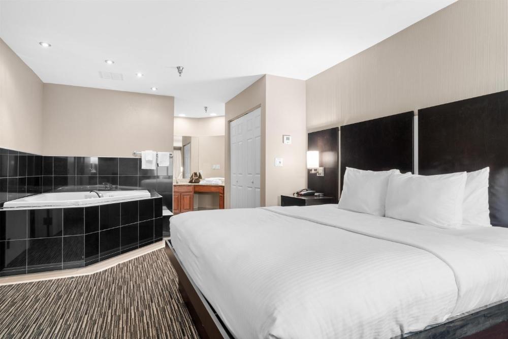 King Suite with Spa Bath and Kitchenette - Non-Smoking interior